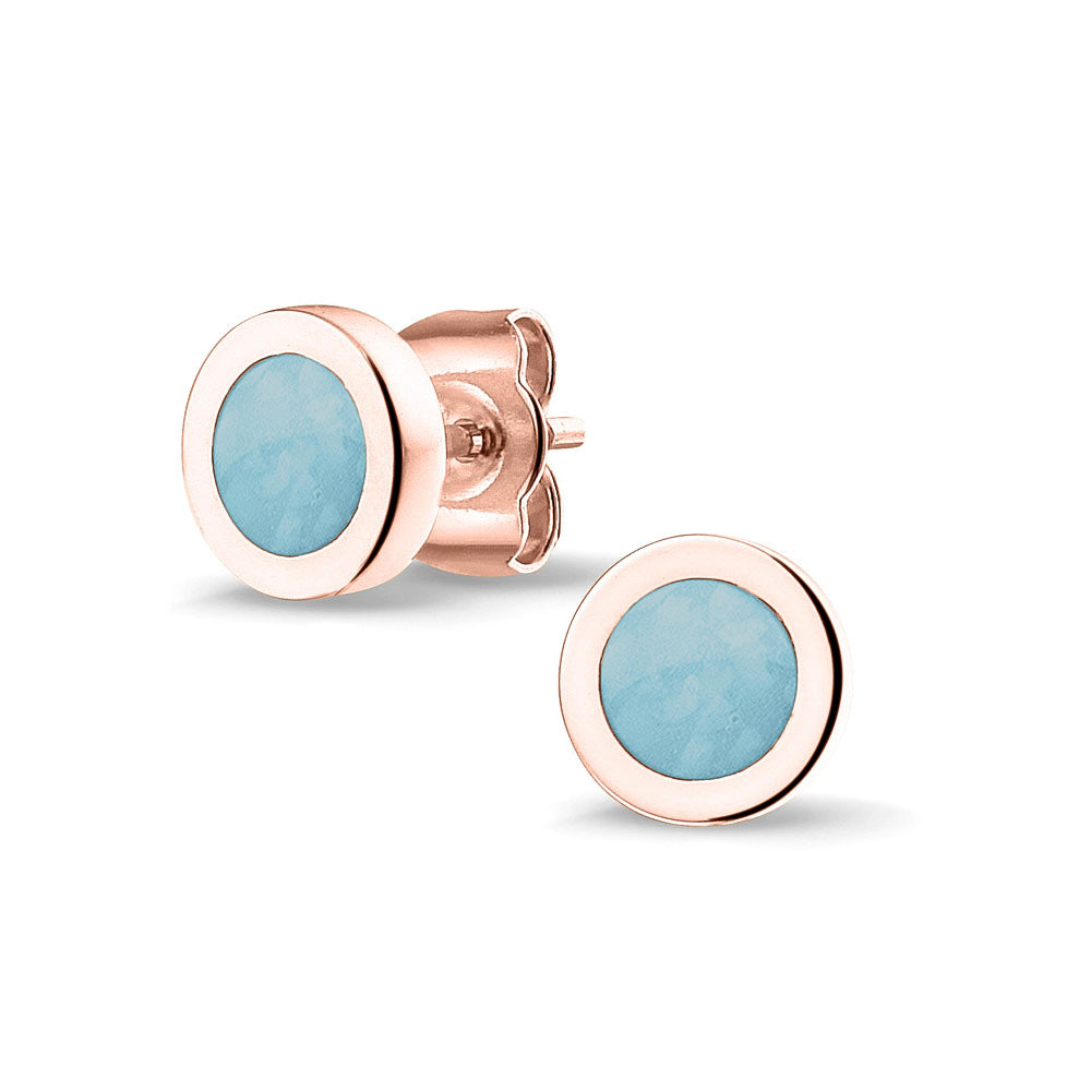 Rond gevormde oorstekers 8 mm aan de voorzijde zichtbaar gevuld met as of haar. Baby