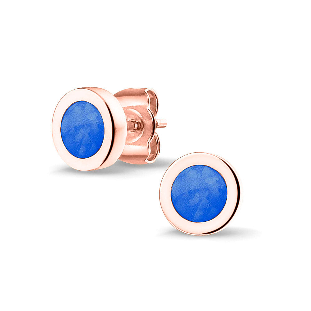 Rond gevormde oorstekers 8 mm aan de voorzijde zichtbaar gevuld met as of haar. Blue