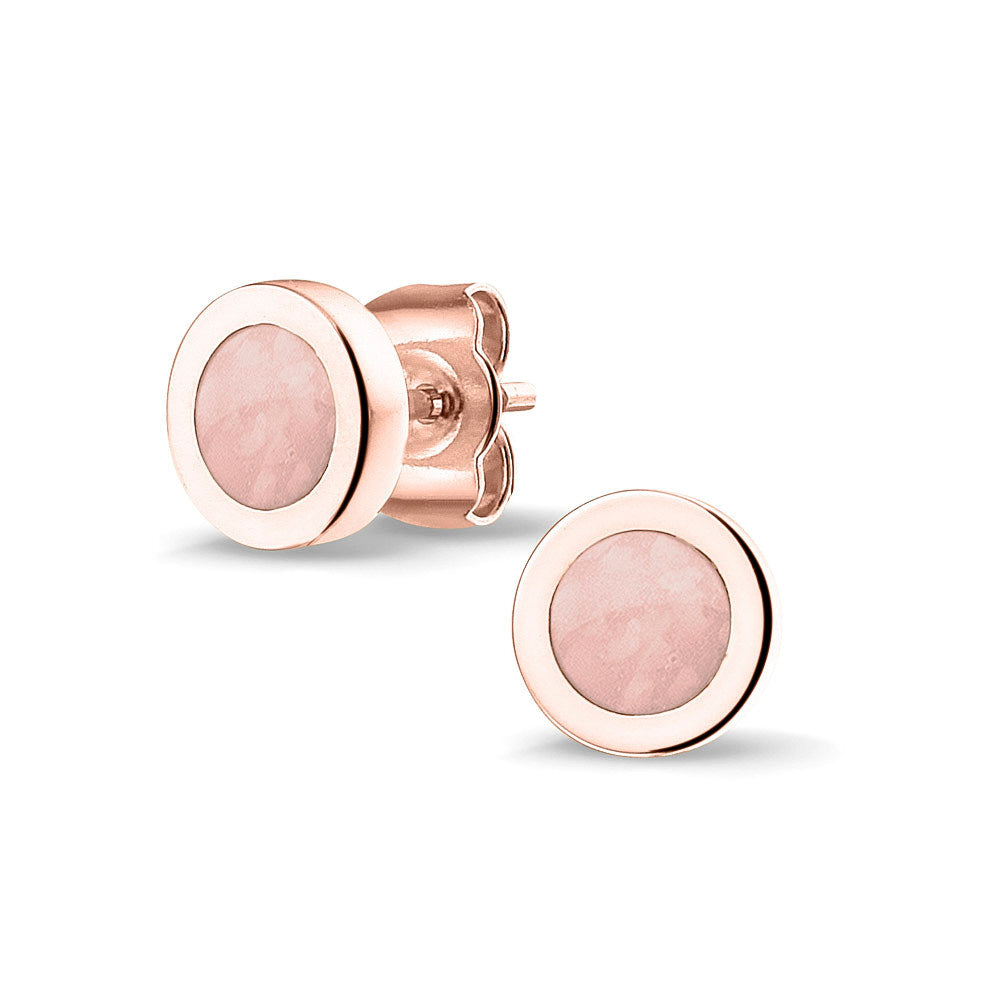 Rond gevormde oorstekers 8 mm aan de voorzijde zichtbaar gevuld met as of haar. Blush