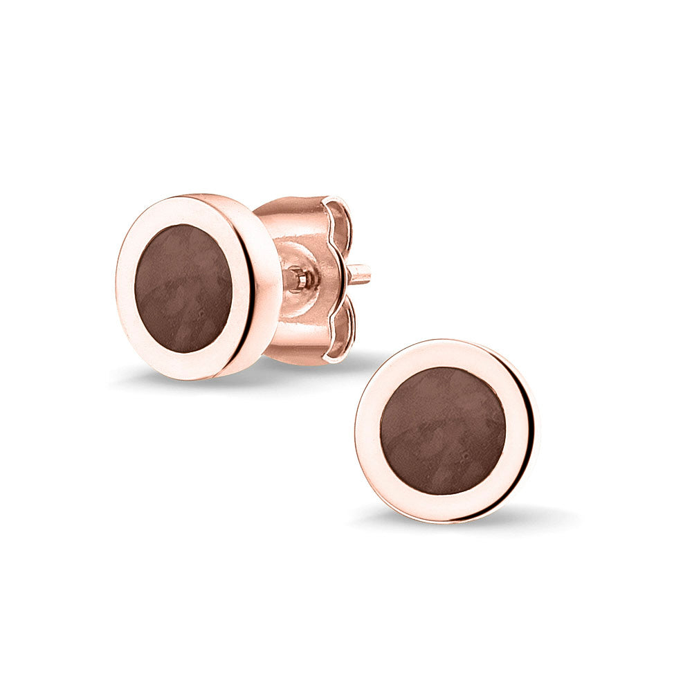 Rond gevormde oorstekers 8 mm aan de voorzijde zichtbaar gevuld met as of haar. Brown