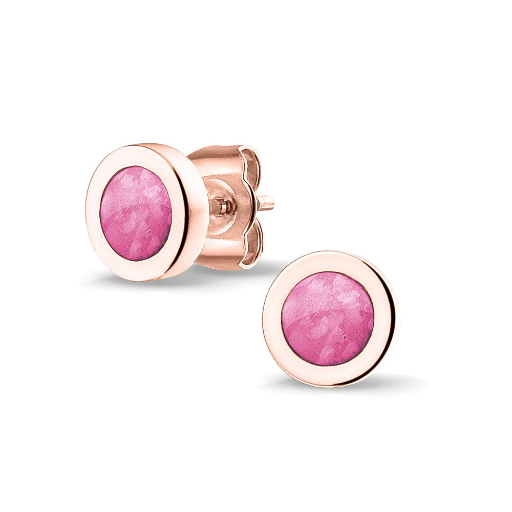 Rond gevormde oorstekers 8 mm aan de voorzijde zichtbaar gevuld met as of haar. Fluo