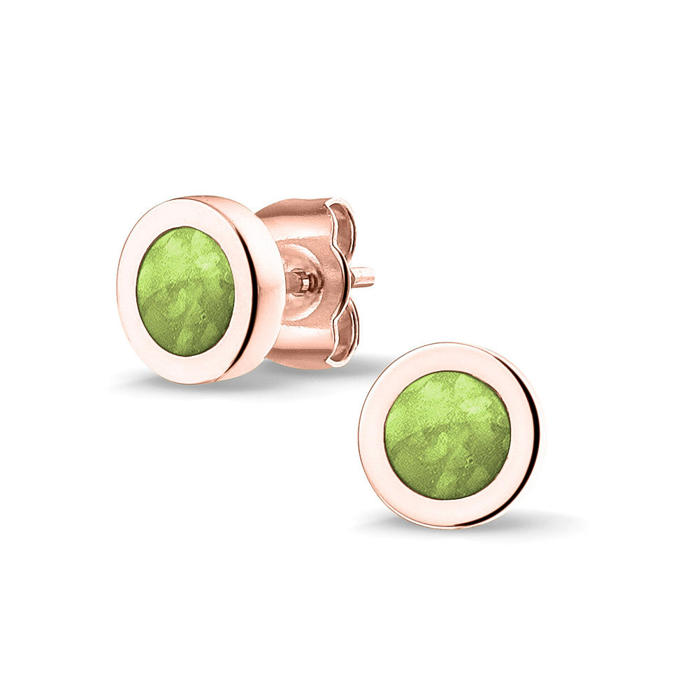 Rond gevormde oorstekers 8 mm aan de voorzijde zichtbaar gevuld met as of haar. Green