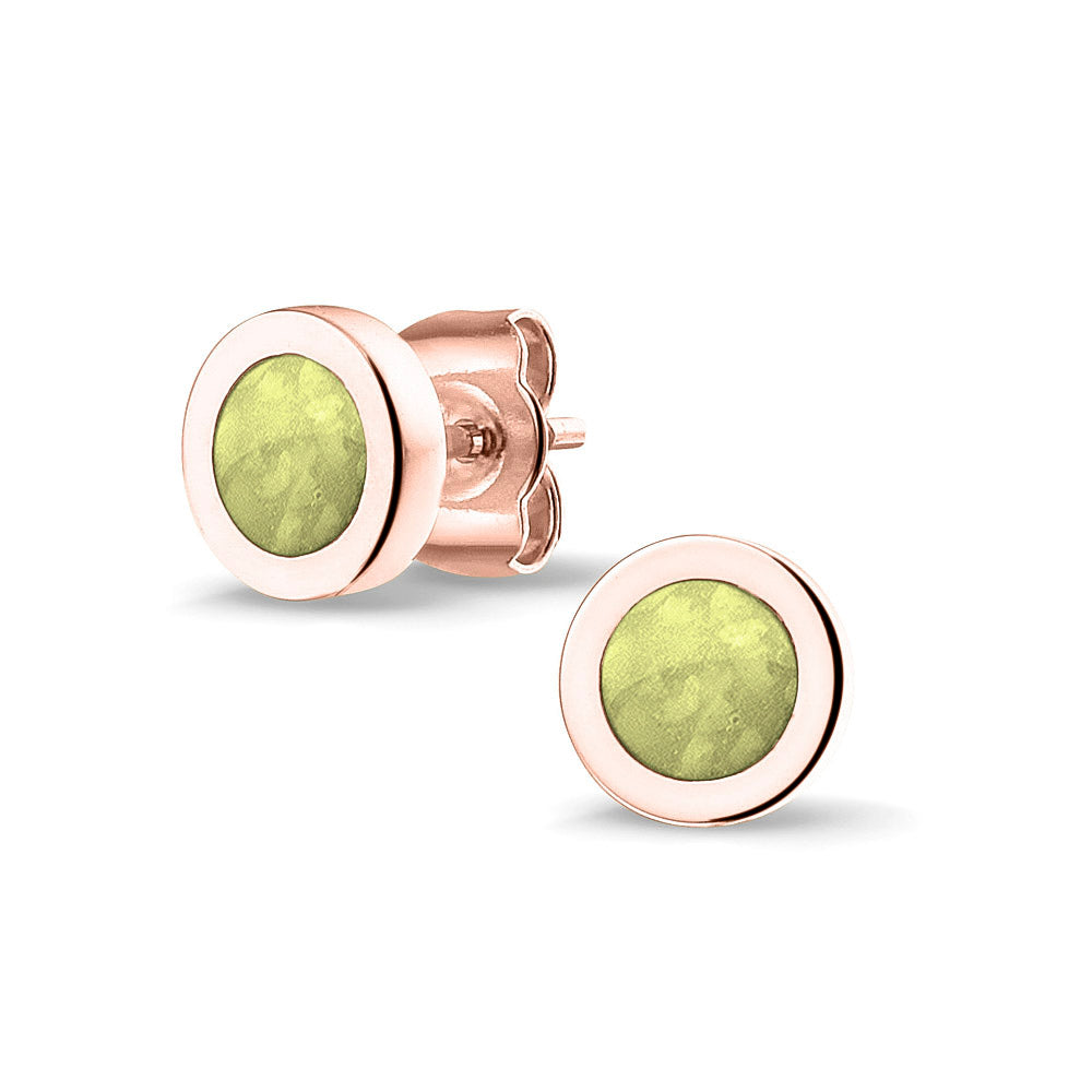 Rond gevormde oorstekers 8 mm aan de voorzijde zichtbaar gevuld met as of haar. Olive