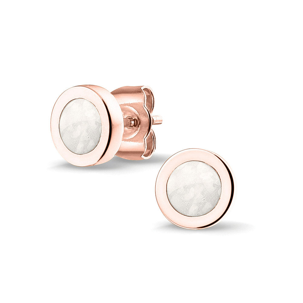 Rond gevormde oorstekers 8 mm aan de voorzijde zichtbaar gevuld met as of haar. White