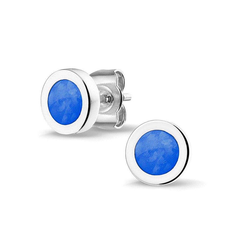 Rond gevormde oorstekers 8 mm aan de voorzijde zichtbaar gevuld met as of haar. Blue