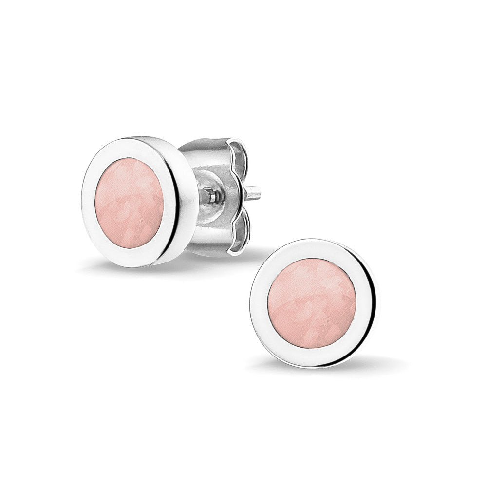 Rond gevormde oorstekers 8 mm aan de voorzijde zichtbaar gevuld met as of haar. Blush