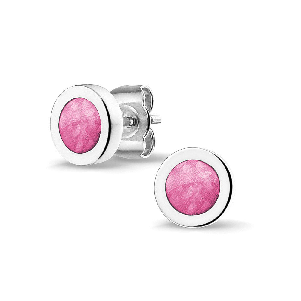 Rond gevormde oorstekers 8 mm aan de voorzijde zichtbaar gevuld met as of haar. Fluo