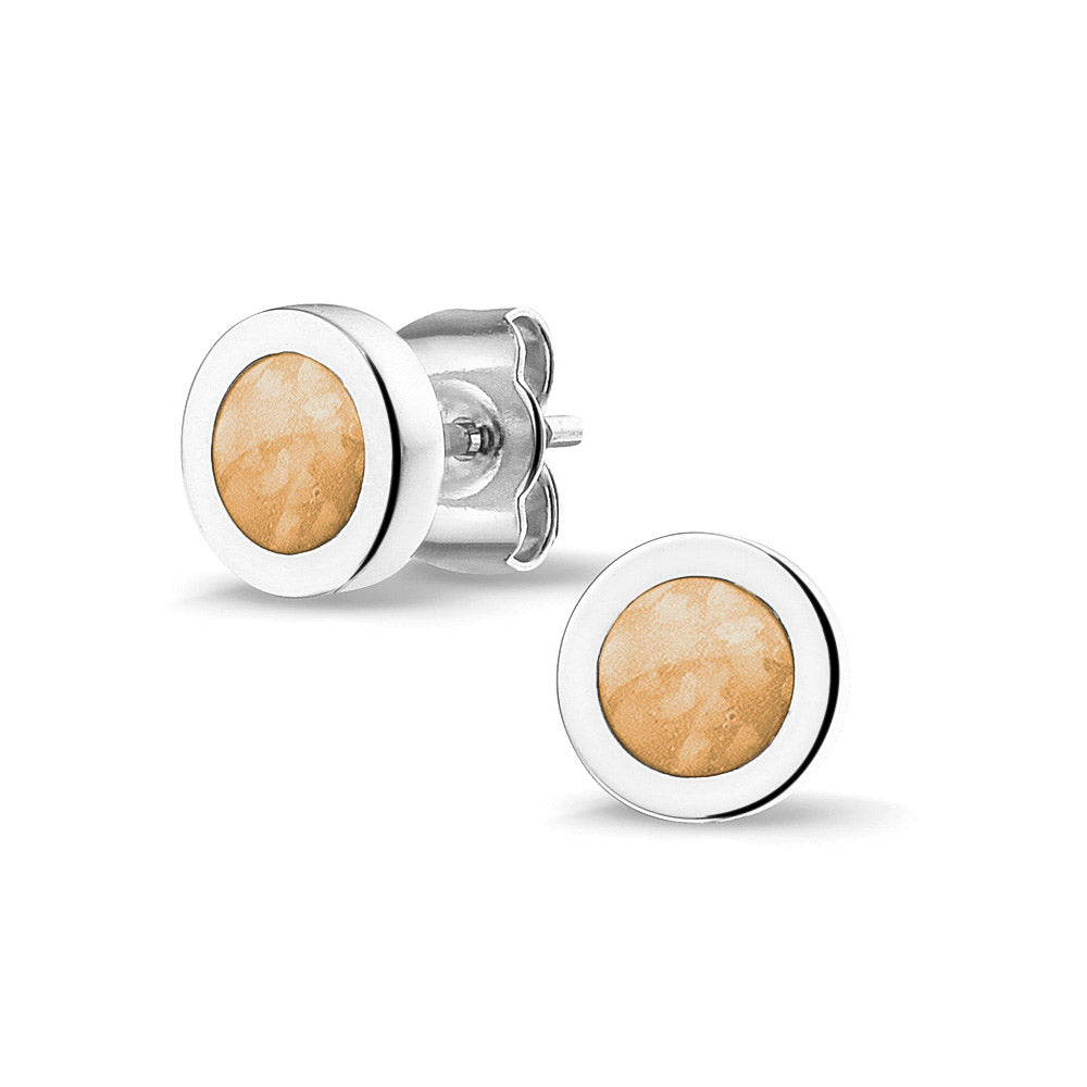 Rond gevormde oorstekers 8 mm aan de voorzijde zichtbaar gevuld met as of haar. Gold