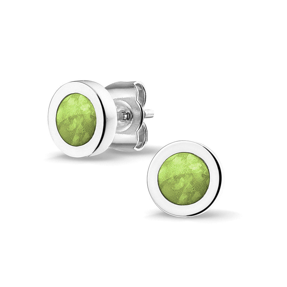 Rond gevormde oorstekers 8 mm aan de voorzijde zichtbaar gevuld met as of haar. Green