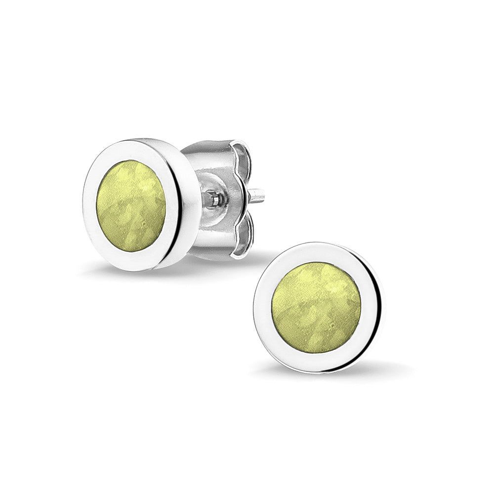 Rond gevormde oorstekers 8 mm aan de voorzijde zichtbaar gevuld met as of haar. Olive