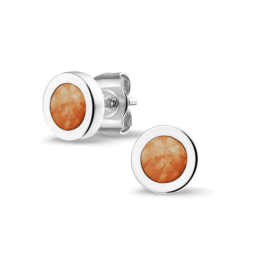 Rond gevormde oorstekers 8 mm aan de voorzijde zichtbaar gevuld met as of haar. Orange