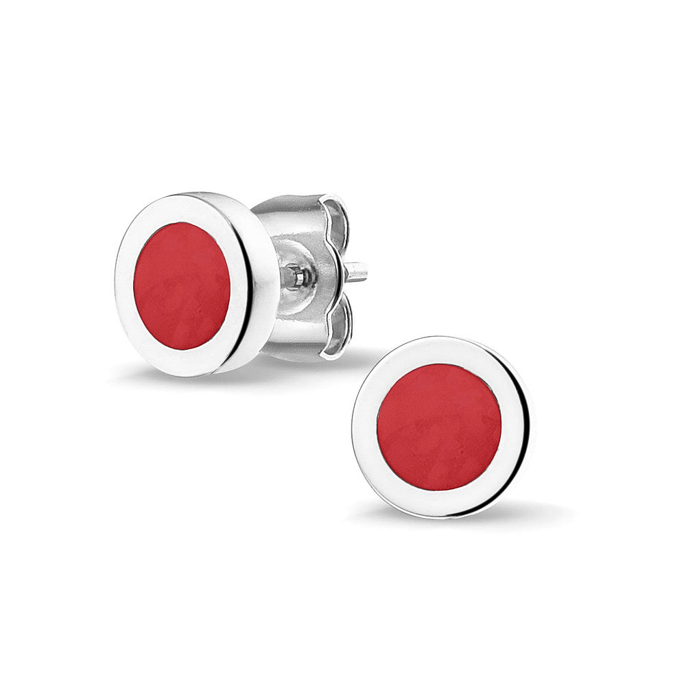 Rond gevormde oorstekers 8 mm aan de voorzijde zichtbaar gevuld met as of haar. Red