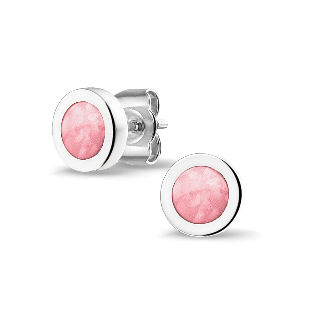 Rond gevormde oorstekers 8 mm aan de voorzijde zichtbaar gevuld met as of haar. Soft