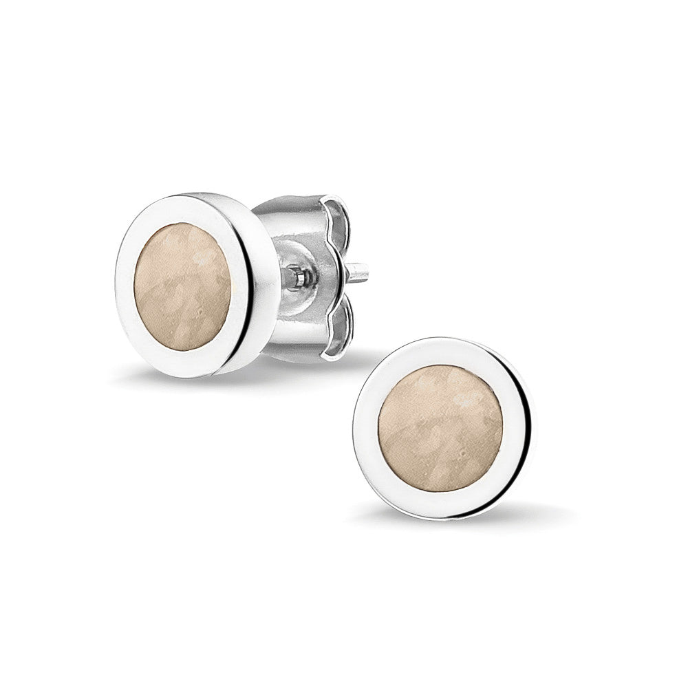 Rond gevormde oorstekers 8 mm aan de voorzijde zichtbaar gevuld met as of haar. Transparent