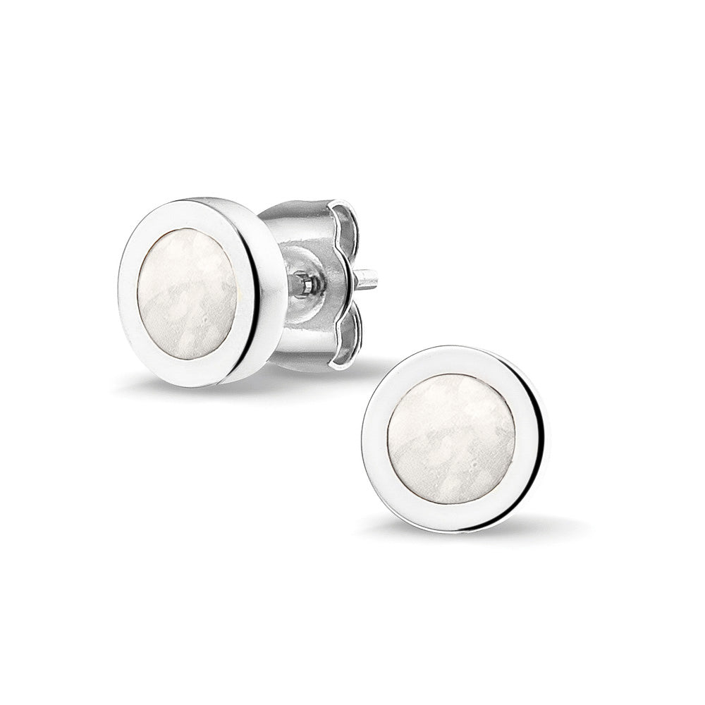 Rond gevormde oorstekers 8 mm aan de voorzijde zichtbaar gevuld met as of haar. White