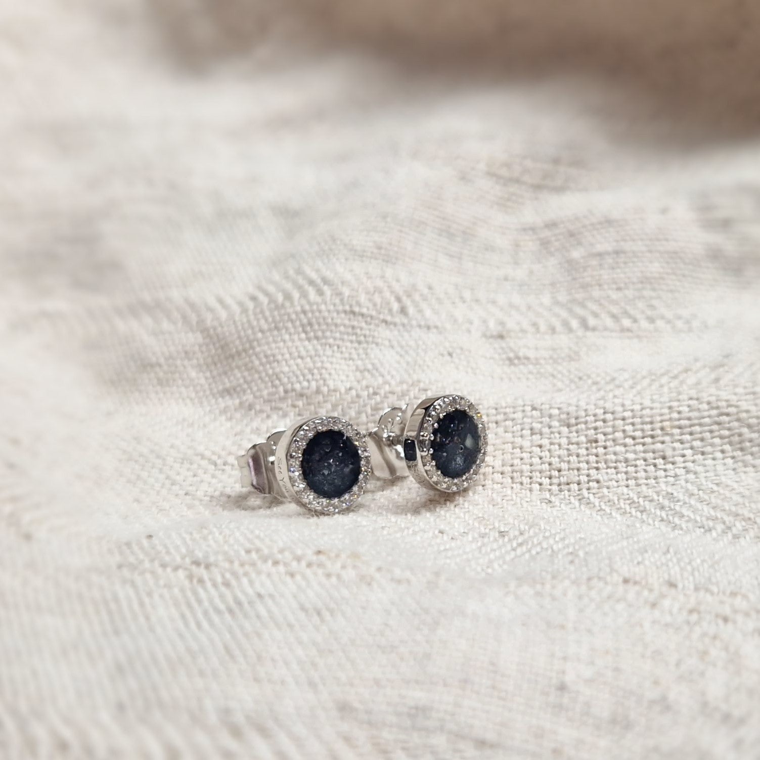 Oorstekers 8 mm rondom afgewerkt met zirkonia's zichtbaar gevuld met as of haar. Alle