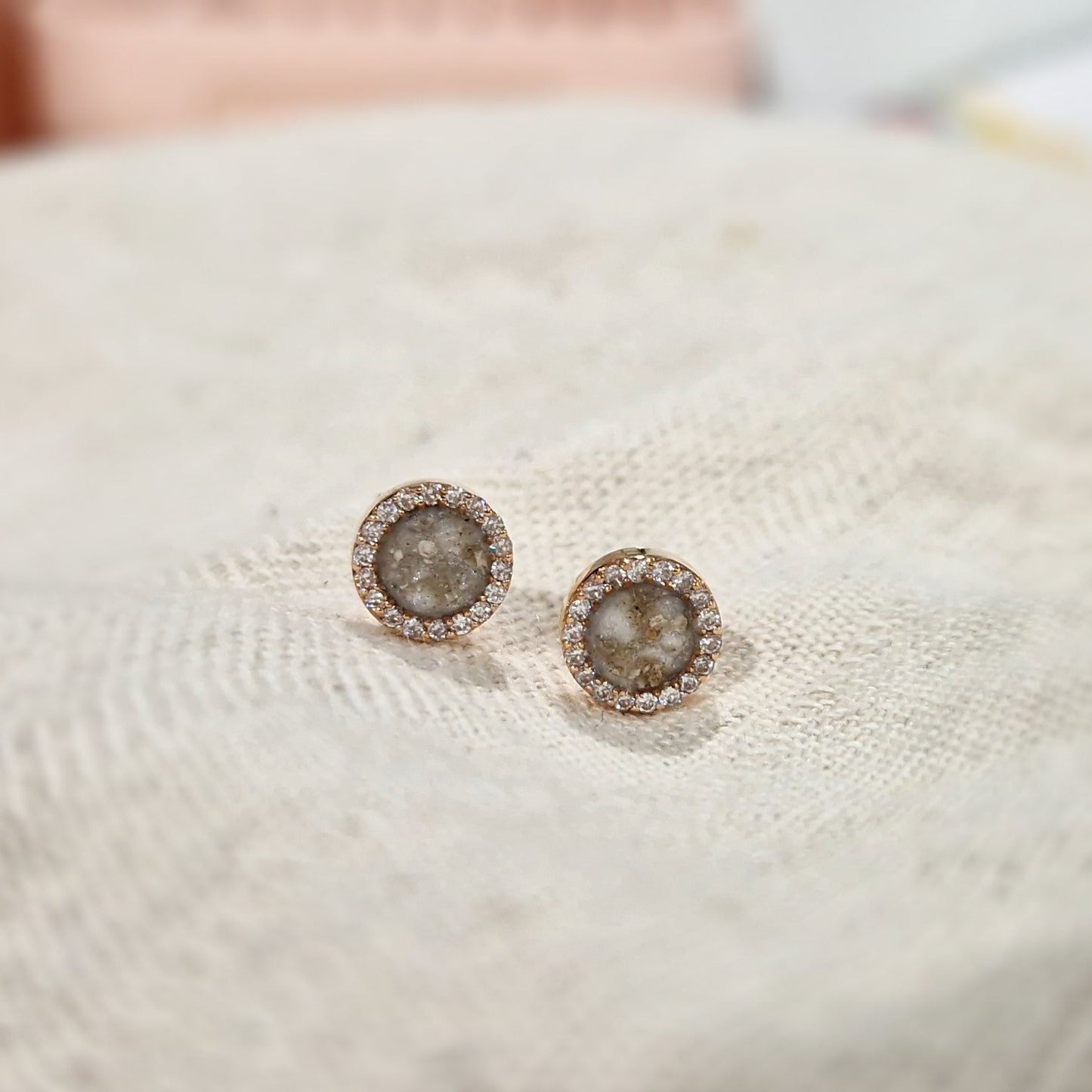 Oorstekers 8 mm rondom afgewerkt met zirkonia's zichtbaar gevuld met as of haar. Alle