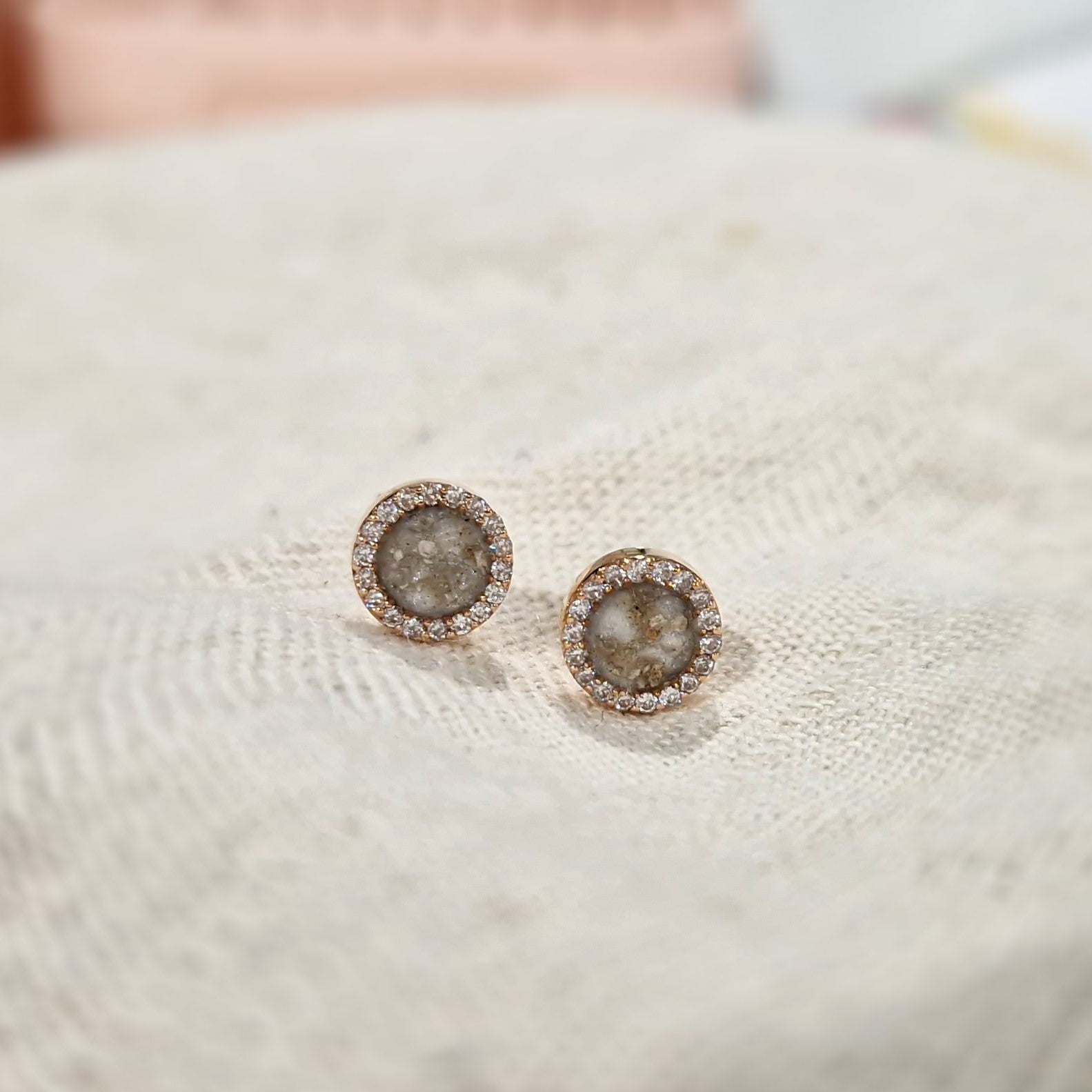 Oorstekers 8 mm rondom afgewerkt met zirkonia's zichtbaar gevuld met as of haar. Alle