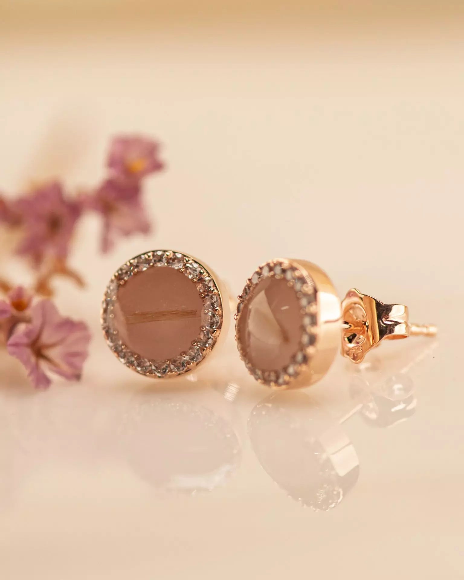 Oorstekers 8 mm rondom afgewerkt met zirkonia's zichtbaar gevuld met as of haar. Alle