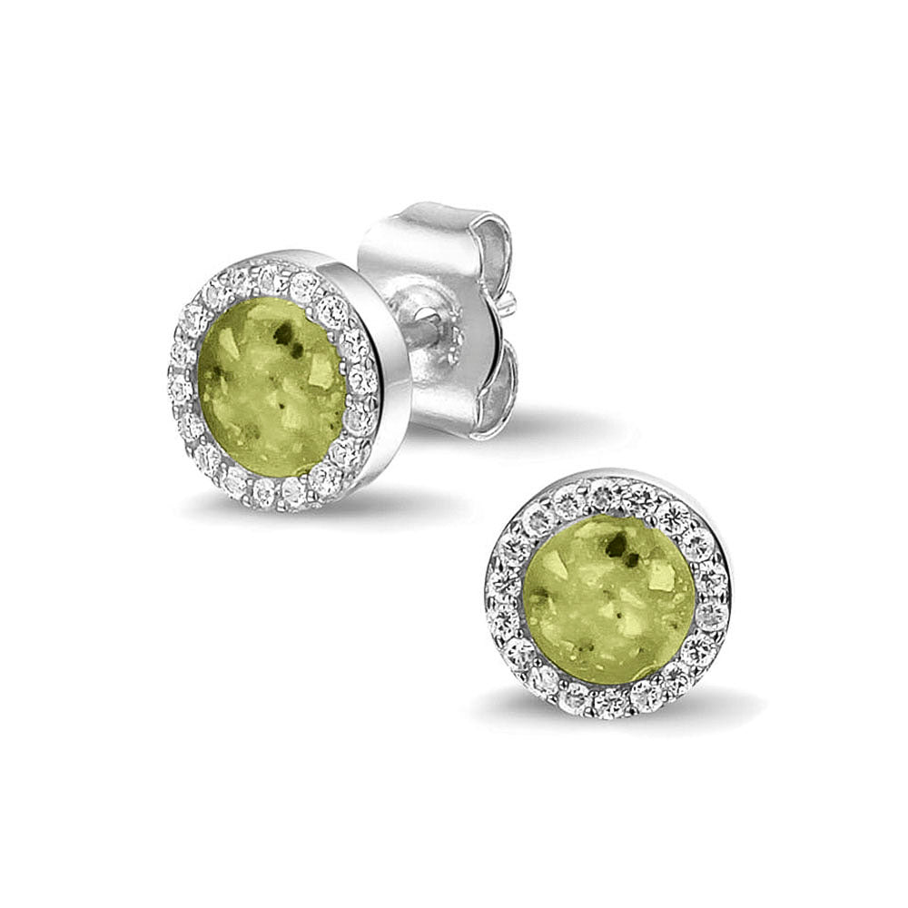 Oorstekers 8 mm rondom afgewerkt met zirkonia's zichtbaar gevuld met as of haar. Olive