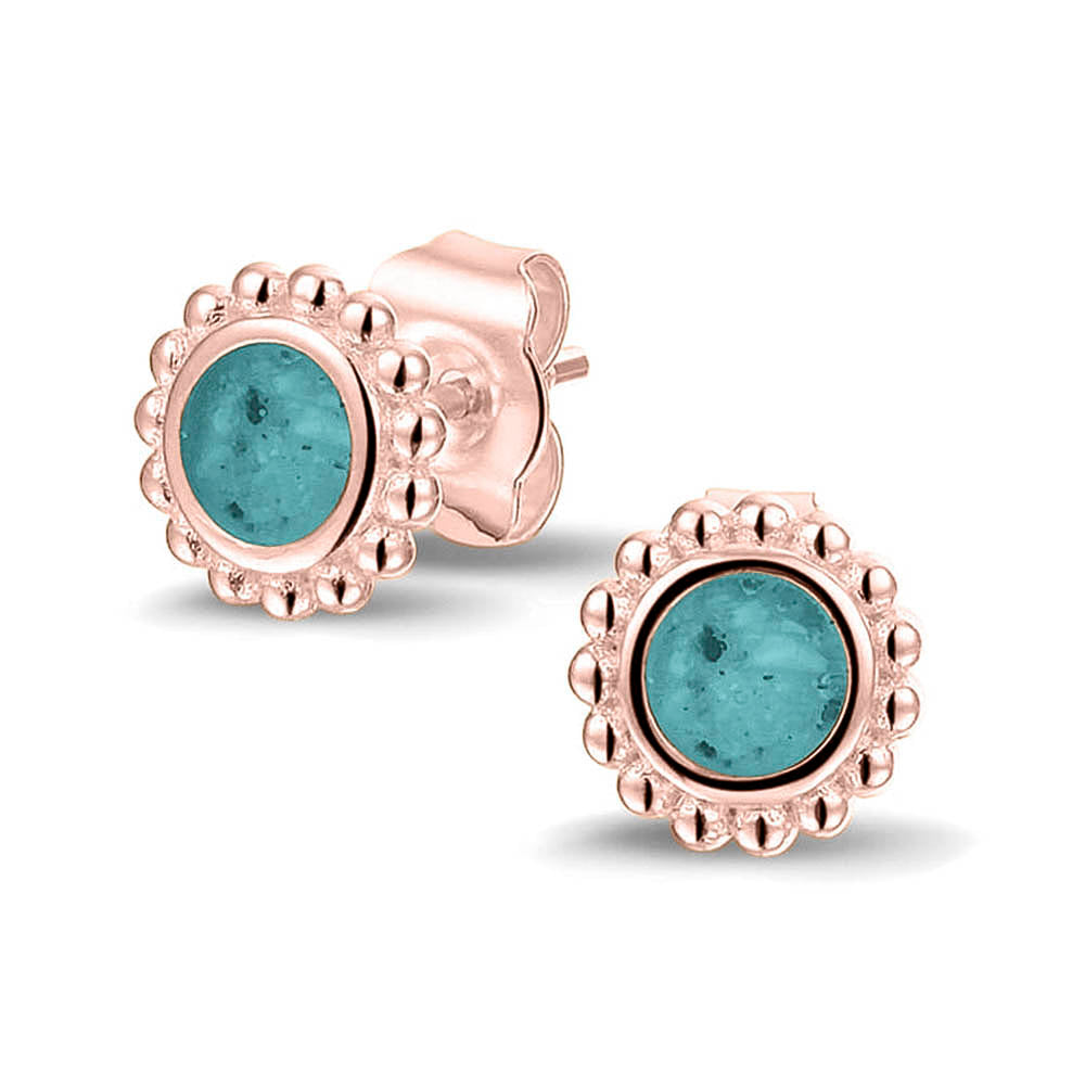 Twee stuks ronde oorstekers 8 mm zichtbaar gevuld met as of haar. Aqua