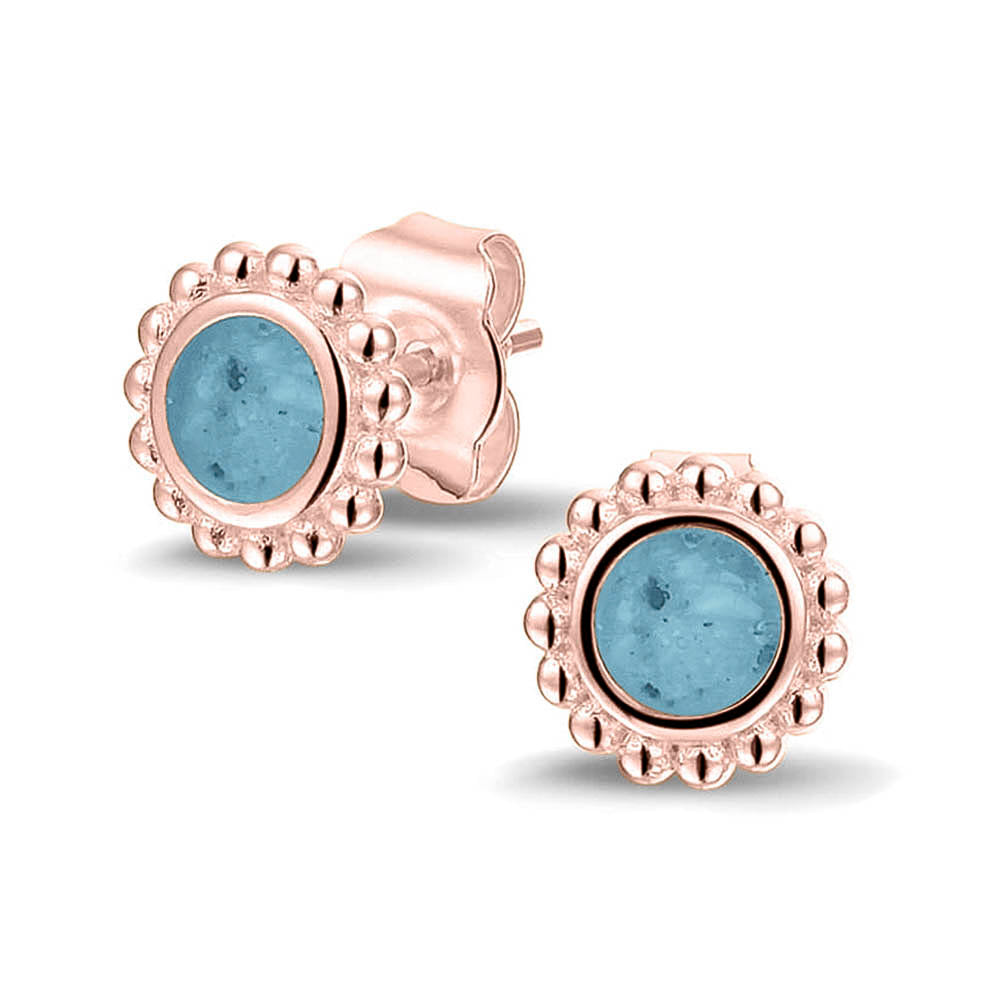 Twee stuks ronde oorstekers 8 mm zichtbaar gevuld met as of haar. Baby