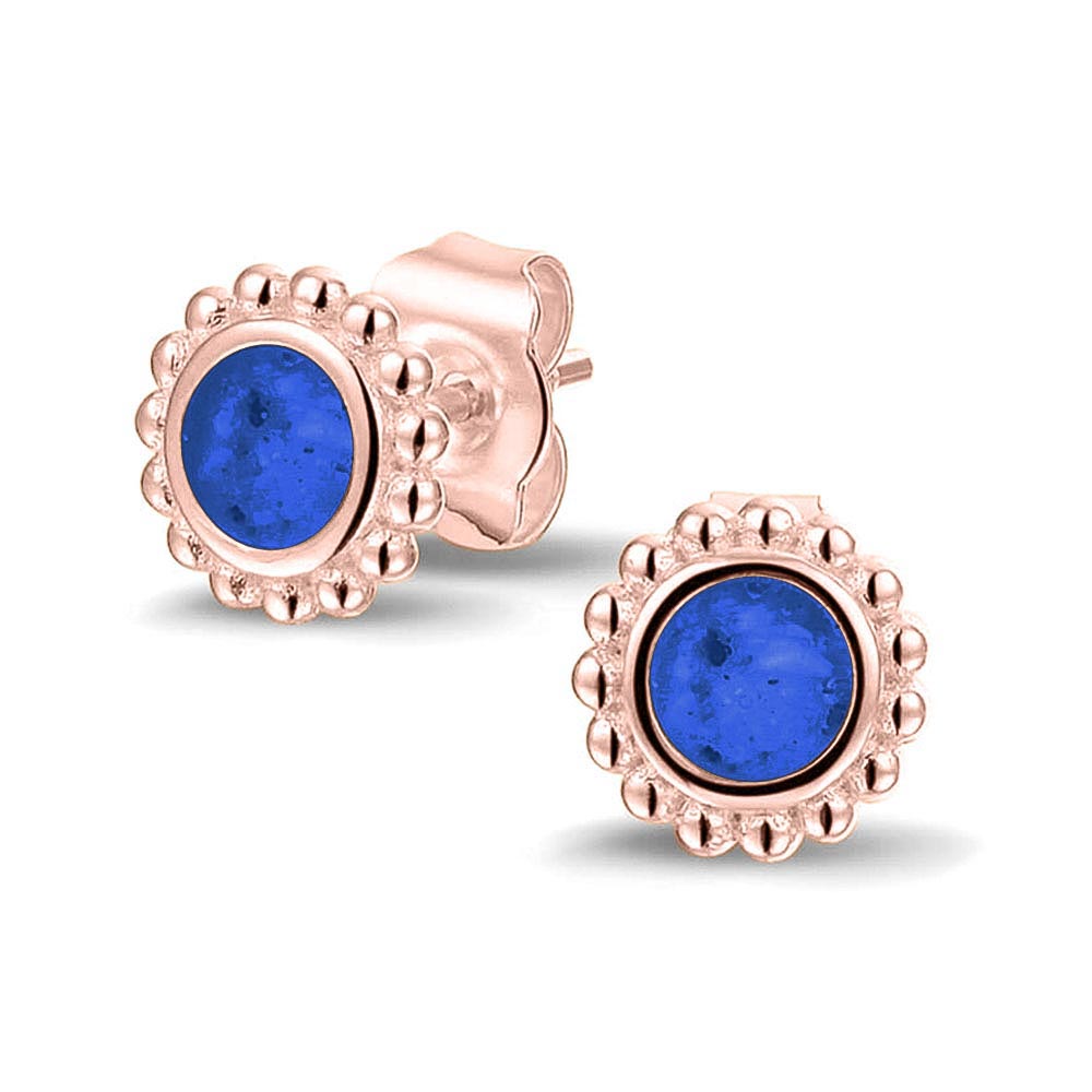 Twee stuks ronde oorstekers 8 mm zichtbaar gevuld met as of haar. Blue