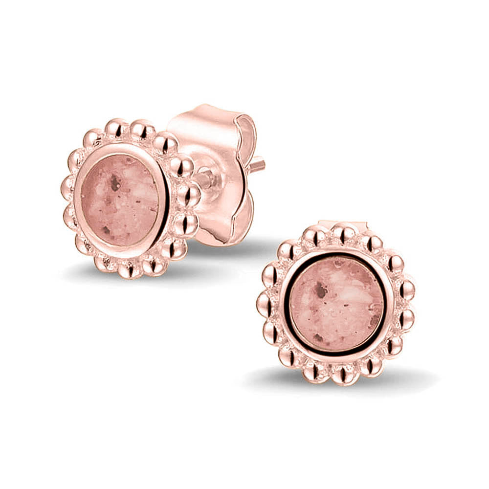 Twee stuks ronde oorstekers 8 mm zichtbaar gevuld met as of haar. Blush