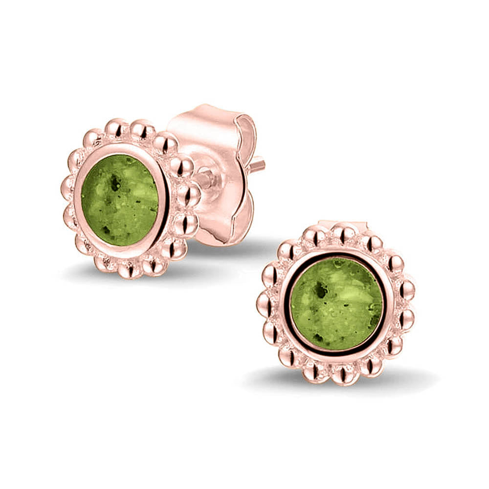 Twee stuks ronde oorstekers 8 mm zichtbaar gevuld met as of haar. Green