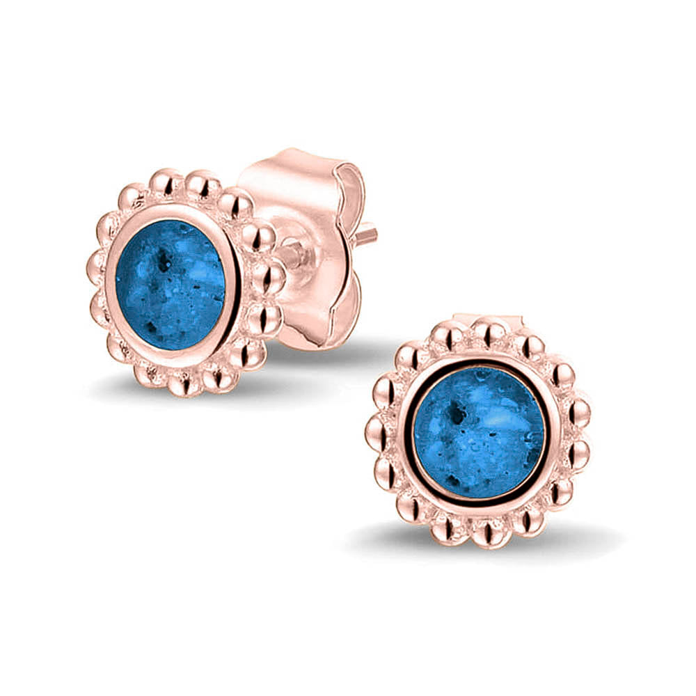 Twee stuks ronde oorstekers 8 mm zichtbaar gevuld met as of haar. Marine