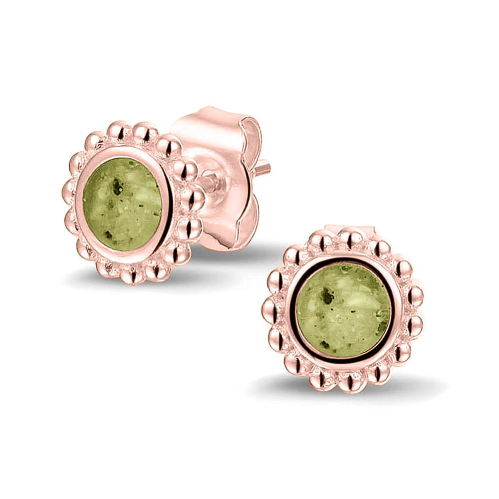 Twee stuks ronde oorstekers 8 mm zichtbaar gevuld met as of haar. Olive