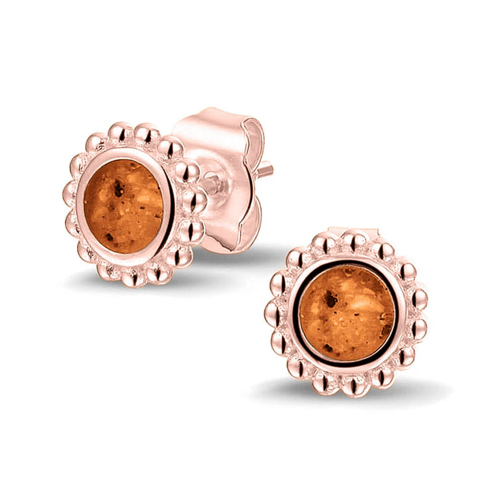 Twee stuks ronde oorstekers 8 mm zichtbaar gevuld met as of haar. Orange