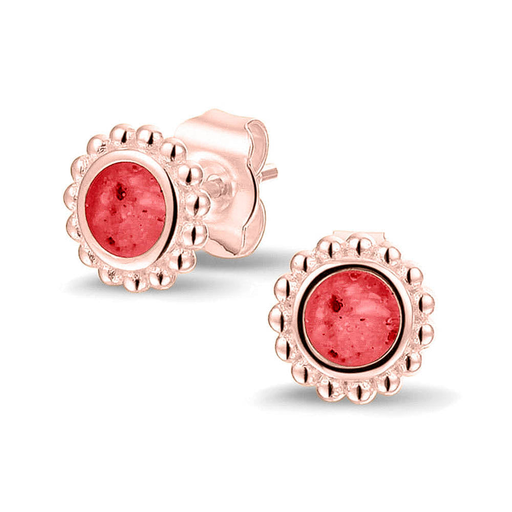Twee stuks ronde oorstekers 8 mm zichtbaar gevuld met as of haar. Red