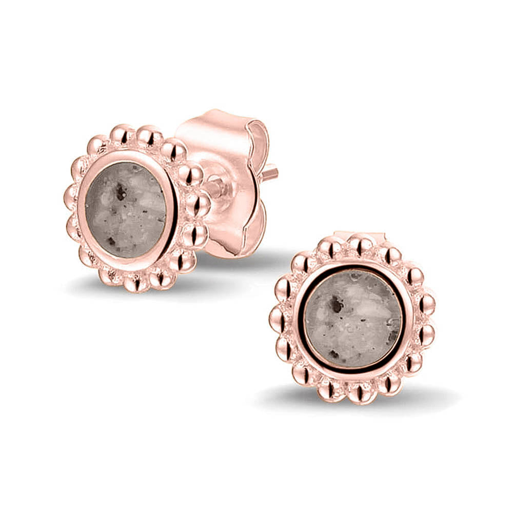 Twee stuks ronde oorstekers 8 mm zichtbaar gevuld met as of haar. Silver