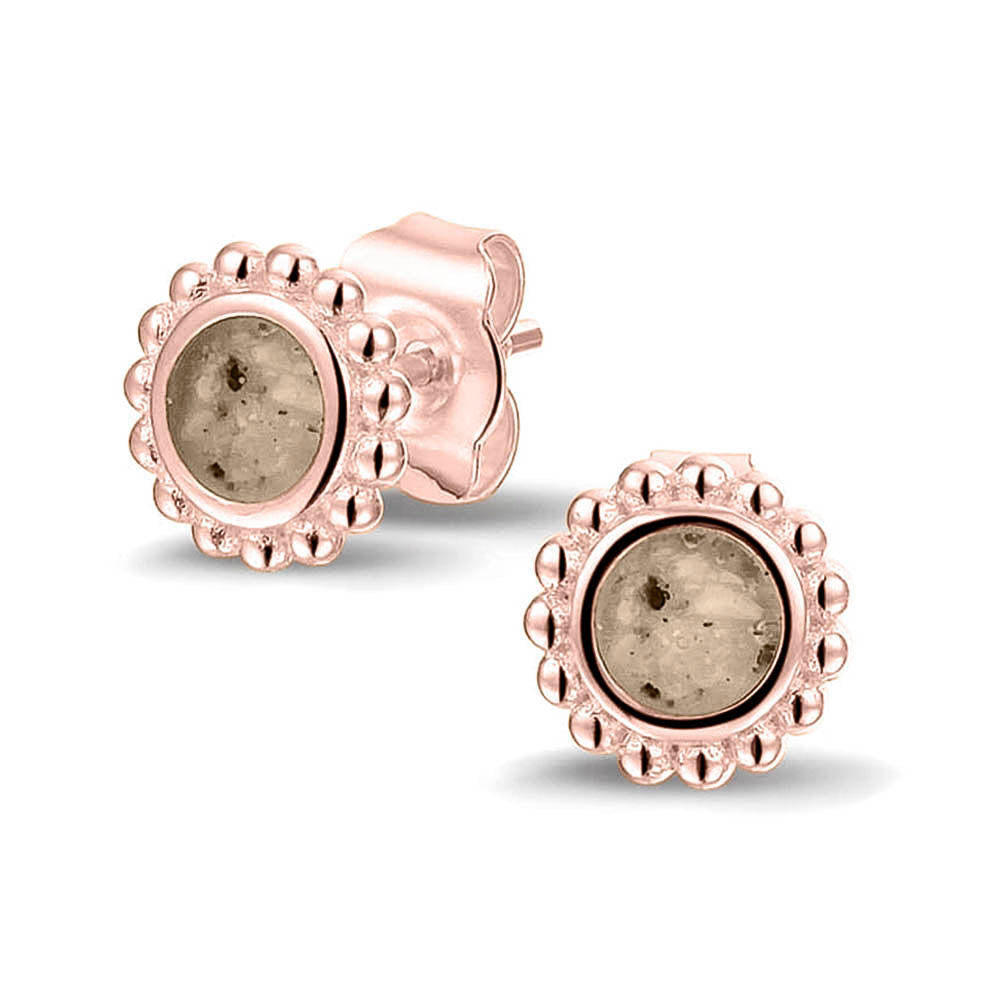 Twee stuks ronde oorstekers 8 mm zichtbaar gevuld met as of haar. Transparent