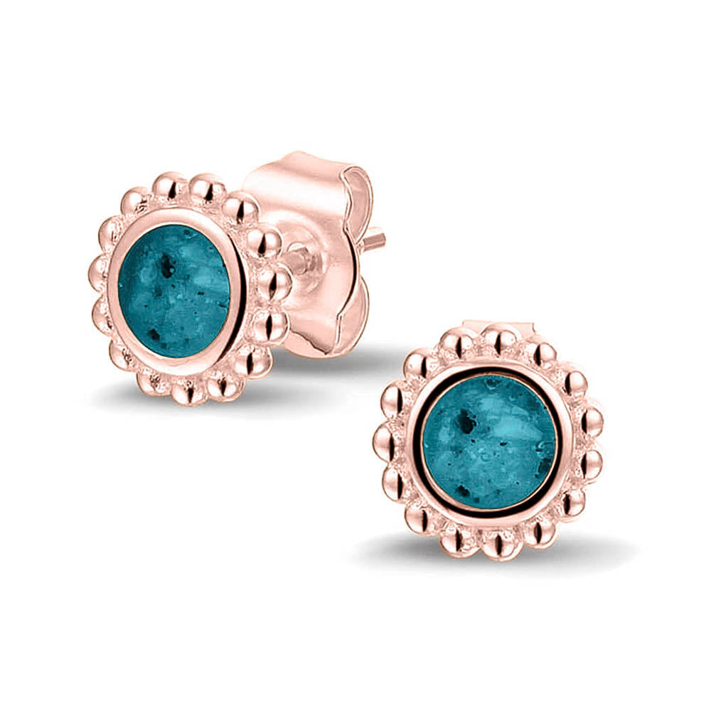 Twee stuks ronde oorstekers 8 mm zichtbaar gevuld met as of haar. Turquoise