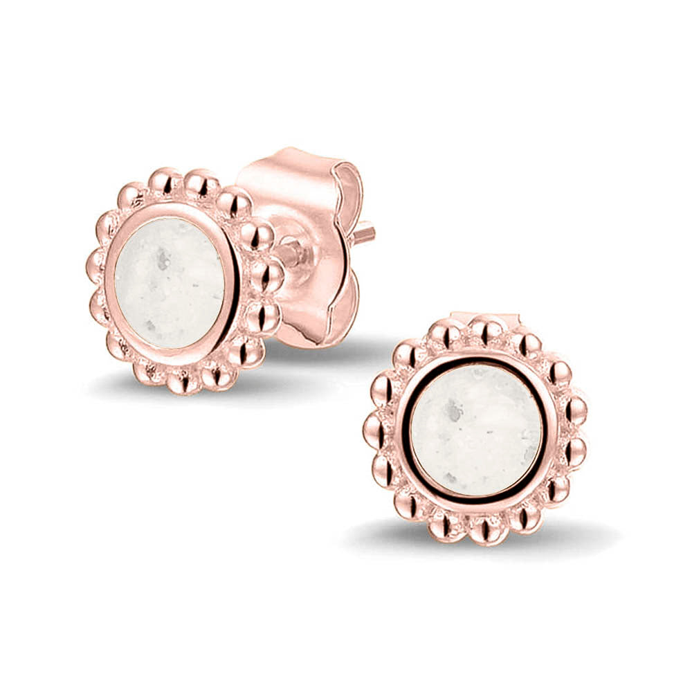 Twee stuks ronde oorstekers 8 mm zichtbaar gevuld met as of haar. White