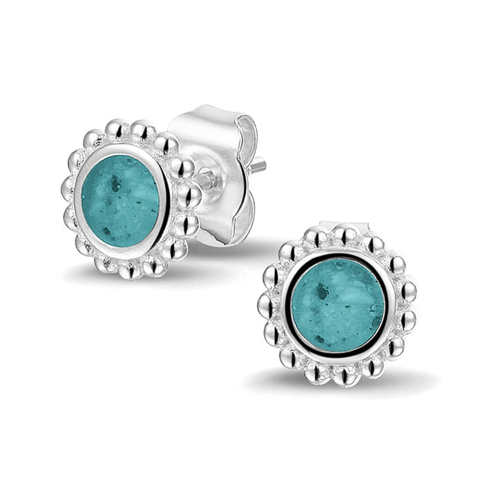 Twee stuks ronde oorstekers 8 mm zichtbaar gevuld met as of haar. Aqua