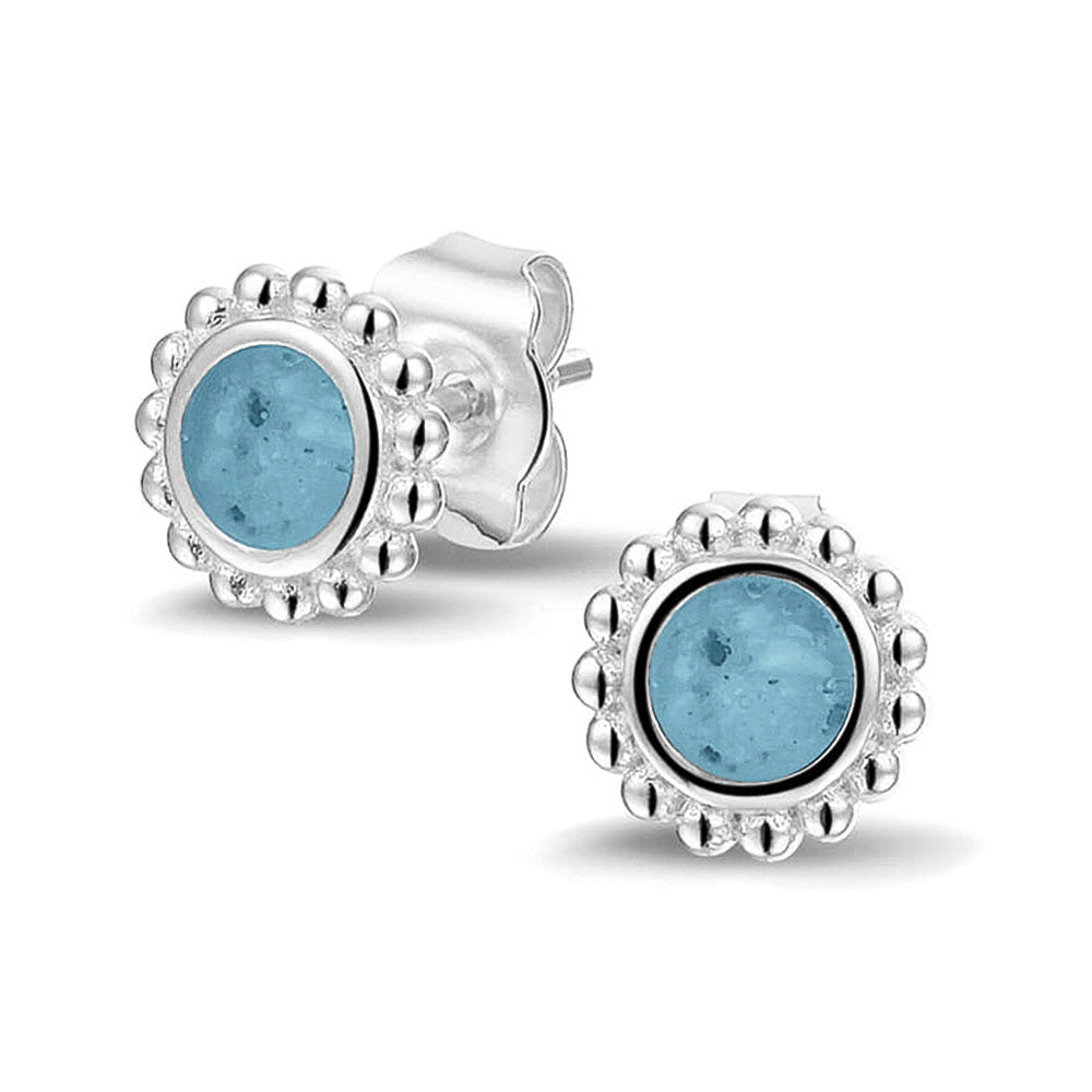 Twee stuks ronde oorstekers 8 mm zichtbaar gevuld met as of haar. Baby