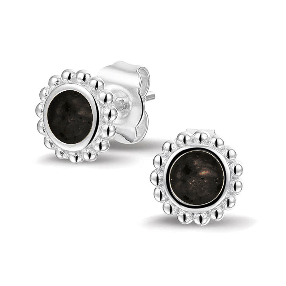 Twee stuks ronde oorstekers 8 mm zichtbaar gevuld met as of haar. Black