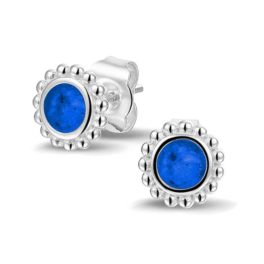 Twee stuks ronde oorstekers 8 mm zichtbaar gevuld met as of haar. Blue