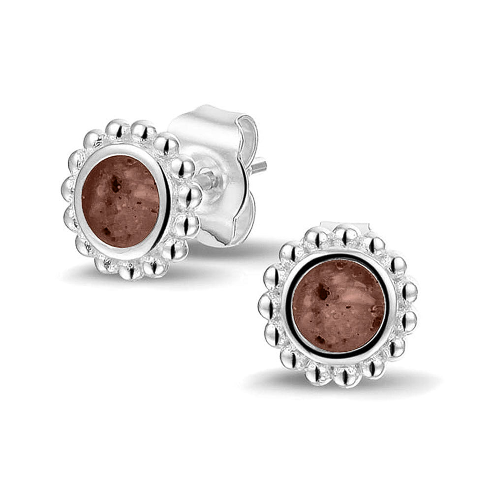 Twee stuks ronde oorstekers 8 mm zichtbaar gevuld met as of haar. Brown