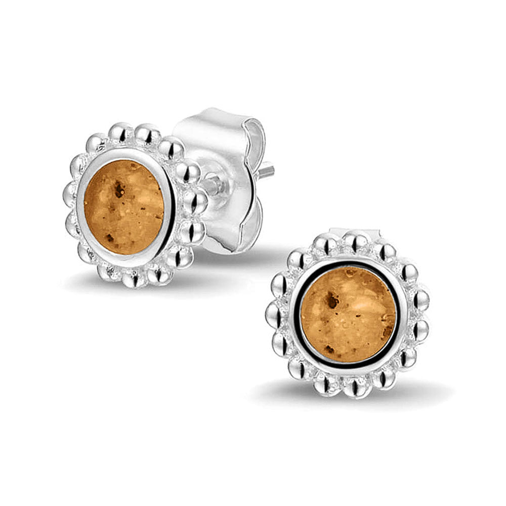 Twee stuks ronde oorstekers 8 mm zichtbaar gevuld met as of haar. Gold