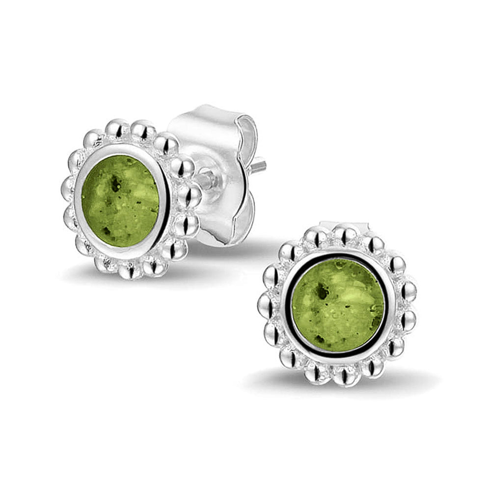 Twee stuks ronde oorstekers 8 mm zichtbaar gevuld met as of haar. Green
