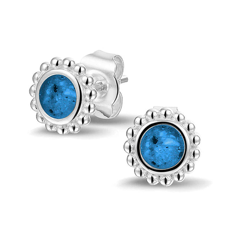 Twee stuks ronde oorstekers 8 mm zichtbaar gevuld met as of haar. Marine