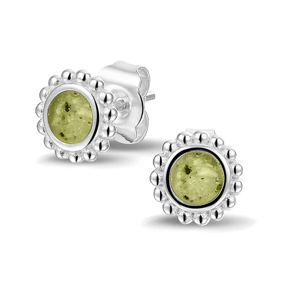 Twee stuks ronde oorstekers 8 mm zichtbaar gevuld met as of haar. Olive