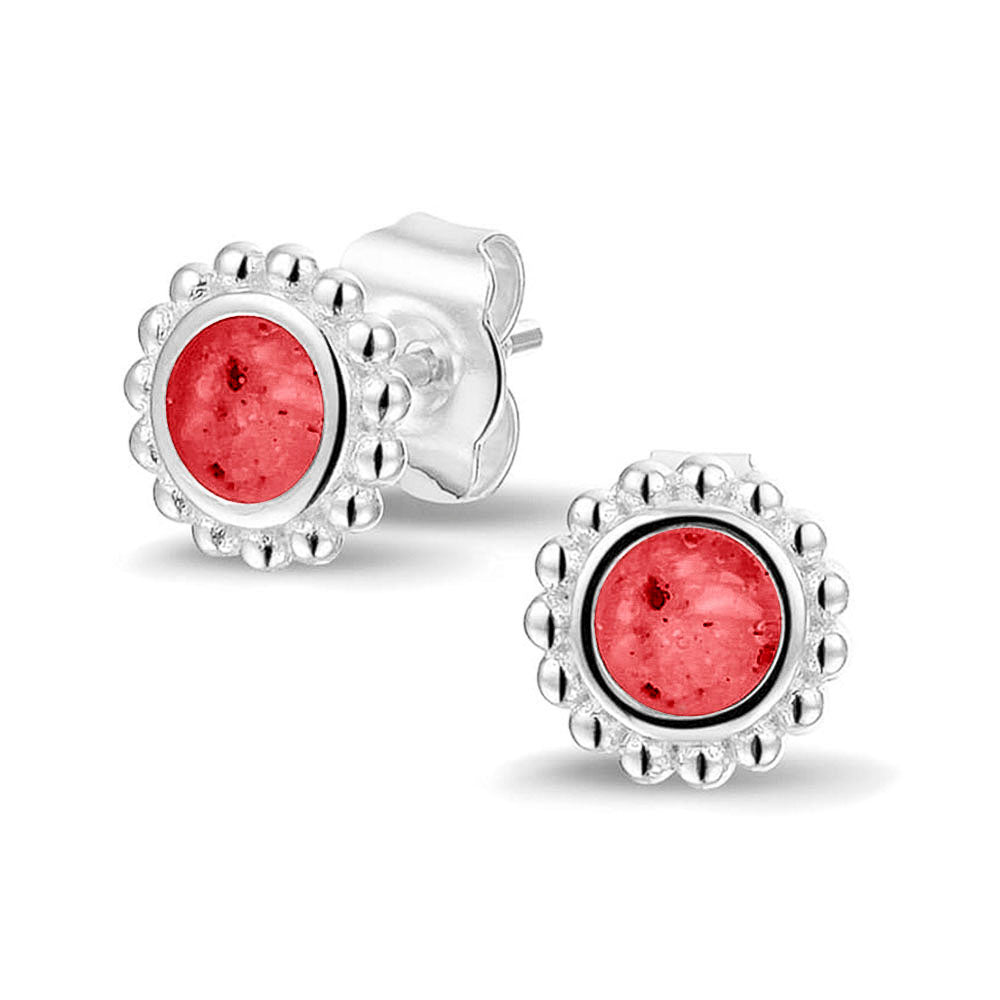 Twee stuks ronde oorstekers 8 mm zichtbaar gevuld met as of haar. Red