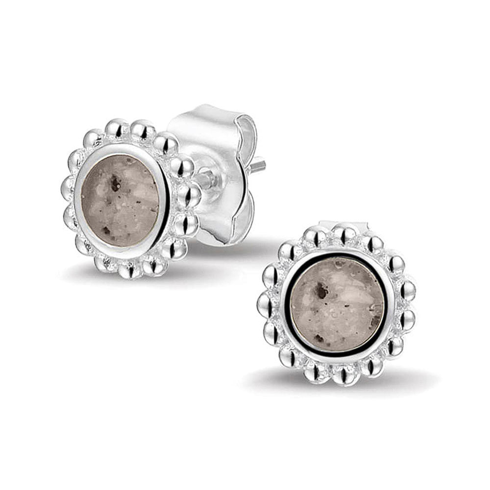 Twee stuks ronde oorstekers 8 mm zichtbaar gevuld met as of haar. Silver