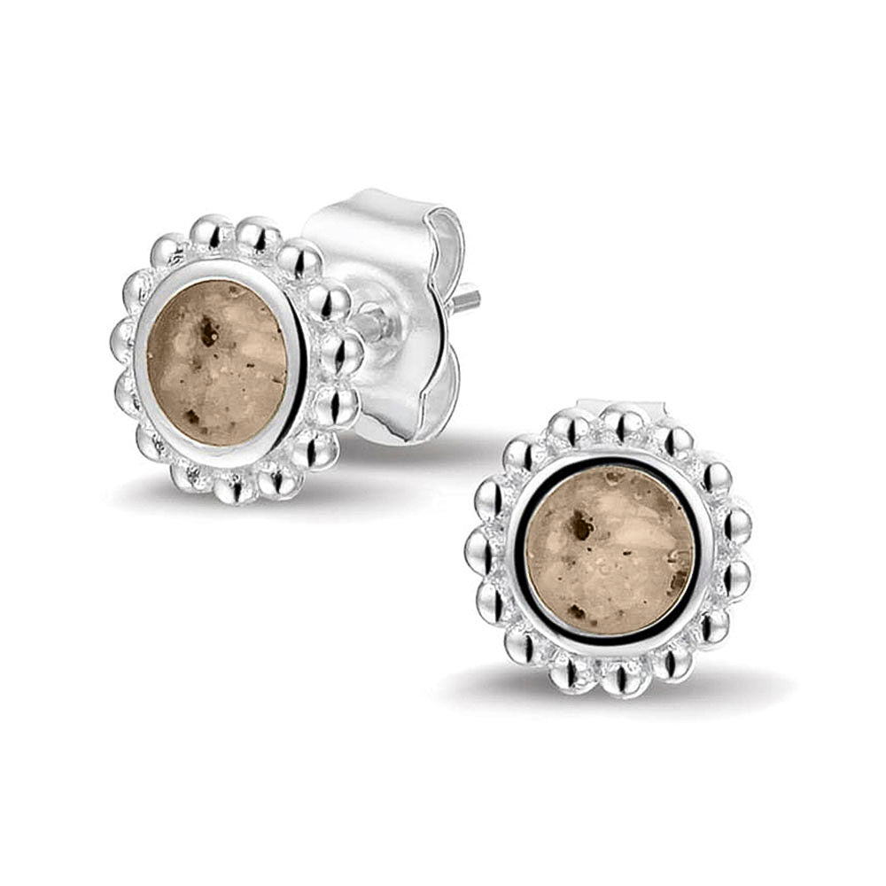 Twee stuks ronde oorstekers 8 mm zichtbaar gevuld met as of haar. Transparent