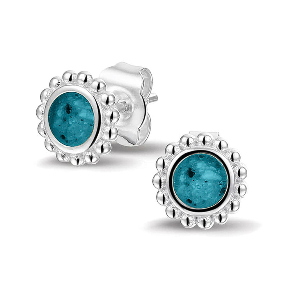 Twee stuks ronde oorstekers 8 mm zichtbaar gevuld met as of haar. Turquoise